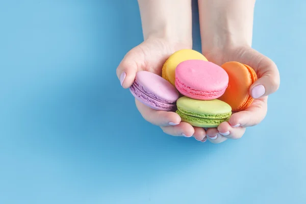 Dívka v rukou držel barevné francouzské macarons — Stock fotografie
