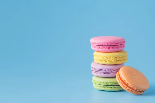 Färgglada macaron på blå — Stockfoto