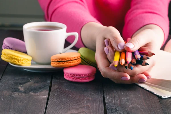 Mulher segurando um lápis multicolorido — Fotografia de Stock