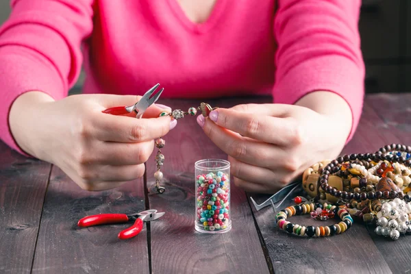 Bobina, perlas y herramientas para la costura — Foto de Stock