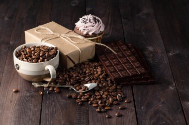 cofe fasulye ve ahşap masa fasulye fincan