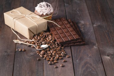 Çikolata ve kahve arka plan üzerinde koyu tablo