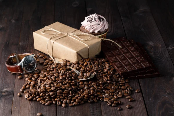 Kahve çekirdekleri fincan koyu çikolata ile — Stok fotoğraf