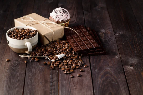 taze kavrulmuş kahve çekirdeği ve kahverengi çikolata yığın