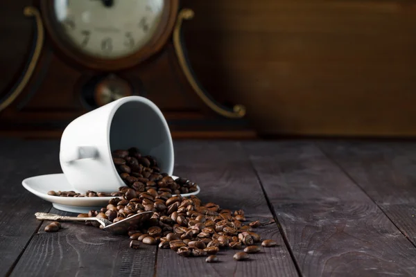 Чашка з кавовими зернами на темному фоні — стокове фото