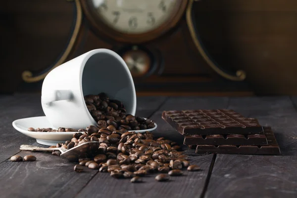 Куча кофе в зернах и шоколад — стоковое фото