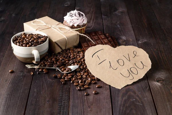 Mensagem de amor na mesa com grãos de café torrados — Fotografia de Stock