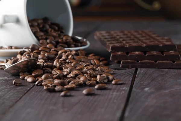 Kahve çekirdekleri ve çikolata yığın — Stok fotoğraf