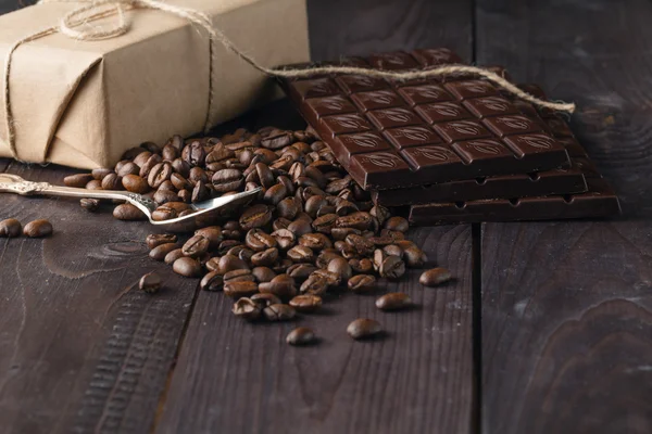 Плитка з темного шоколаду та кавових зерен — стокове фото