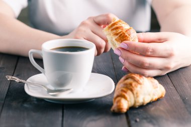 Kruvasanla nefis kahve.