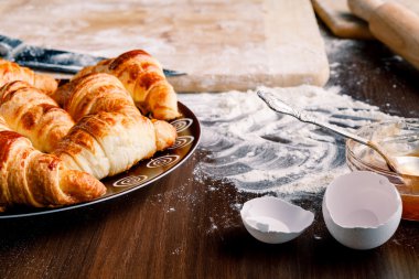 Kruvasan - un, tahta kaşık, haddeleme pişirme için malzemeler