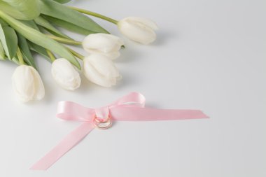 Pembe kurdele üzerine altın alyans