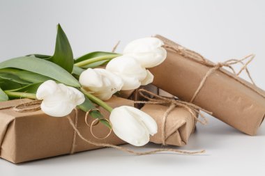 Hediye kutusu ve Lale buketi beyaz arka plan üzerinde