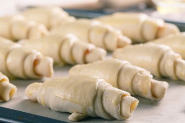 Ahşap masa kruvasan yapma