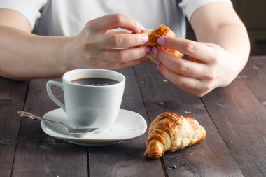 Kruvasanla nefis kahve.