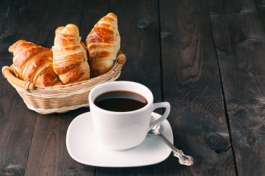 Kahve ve kruvasan.