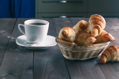 Kadının el malzeme çekme kruvasan