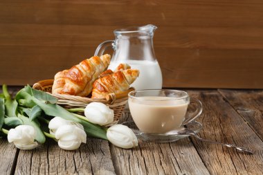 Kahve ve süt ile akşam saat