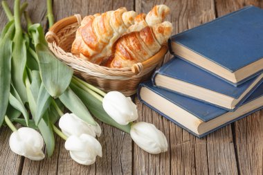 taze kahve çerez ve kitap.