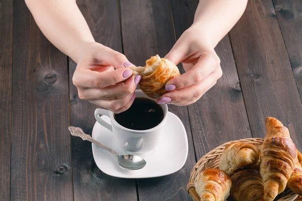 Delicioso café com croissant — Fotografia de Stock