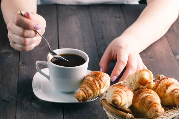 Croissant mão de mulher escolher — Fotografia de Stock