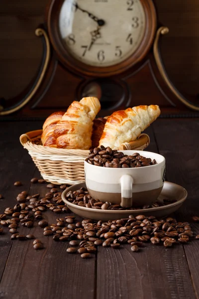 Heißer Kaffee und Croissants — Stockfoto