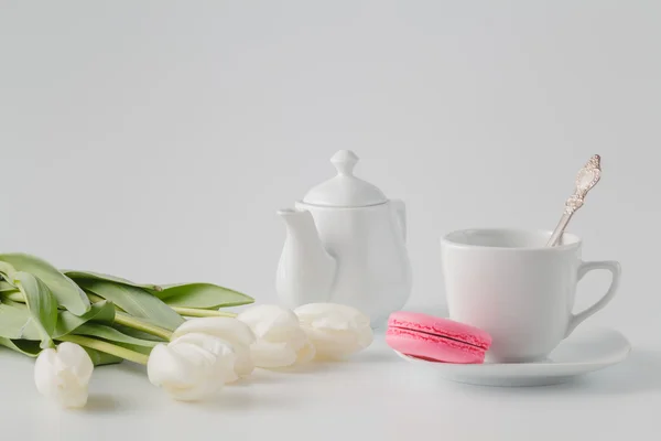 Tulipas brancas com chá e doces — Fotografia de Stock