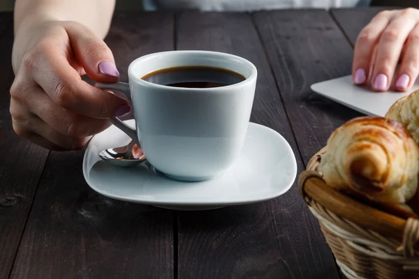 Кошик зі смачними свіжими круасанами та гарячою ранковою чашкою кави — стокове фото