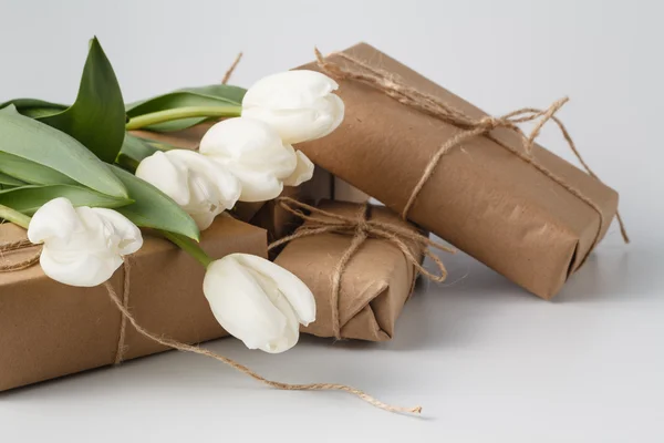 Friss tulipán és ajándék doboz felett fehér háttér — Stock Fotó