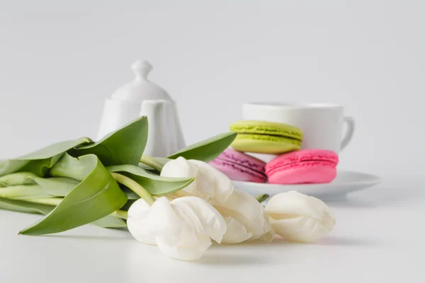 Смачні солодкі кекси з весняними тюльпанами — стокове фото