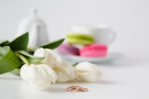 Deliciosos cupcakes doces com tulipas de primavera — Fotografia de Stock