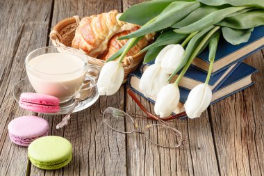 Kitaplı bir fincan kahve.