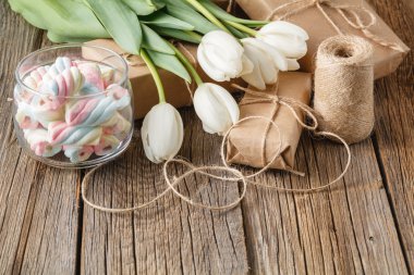 Hediye kutusu çiçek ve tatlılar