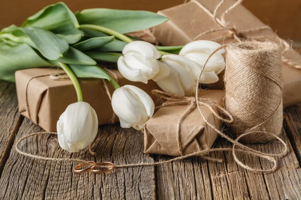 Fehér virágok-tulipán a jelen box, a táblázat — Stock Fotó