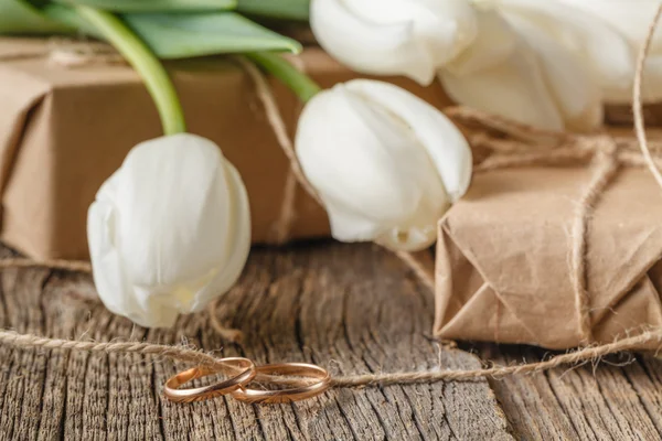 Caja de regalo y tulipanes hechos a mano —  Fotos de Stock