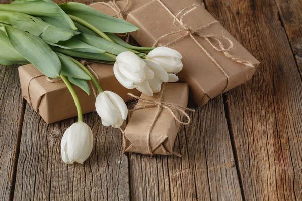 Caja hecha a mano presente con flores de tulipanes —  Fotos de Stock