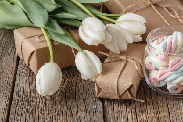 Caja hecha a mano presente con flores de tulipanes — Foto de Stock