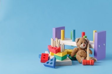 Renkli ahşap oyuncak yapı taşları