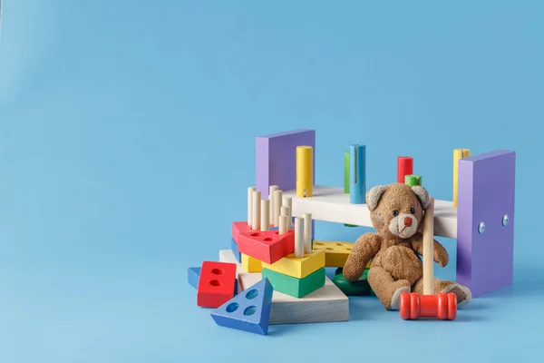 Blocs de construction jouets en bois colorés — Photo