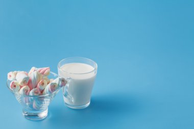 Süt amd çiçek mavi zemin üzerine