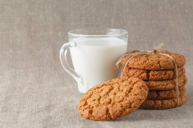 ev yapımı kurabiye ile süt 