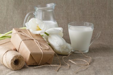 Kraft kağıt sarılmış hediye