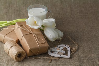 Vintage hediye kutusu kahverengi kağıt ip ile sarılmış