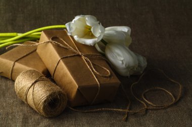 Vintage hediye kutusu kahverengi kağıt ip ile sarılmış