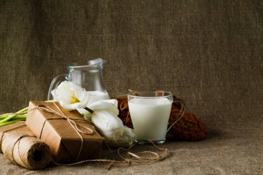 Kraft kağıt sarılmış hediye