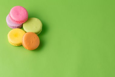 Mavi düz arka plan üzerinde beş renkli macaron