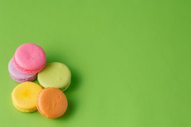 Mavi düz arka plan üzerinde beş renkli macaron