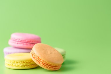 Mavi düz arka plan üzerinde beş renkli macaron