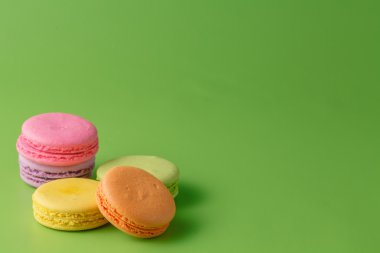 Mavi düz arka plan üzerinde beş renkli macaron
