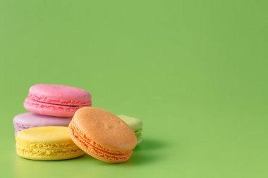 Mavi düz arka plan üzerinde beş renkli macaron